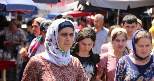 Grozny residents at Berkat market on the eve of Eid al-Fitr. Photo by Magomed Magomedov for the ‘Caucasian Knot’. Grozny residents at Berkat market on the eve of Eid al-Fitr. Photo by Magomed Magomedov for the ‘Caucasian Knot’.
