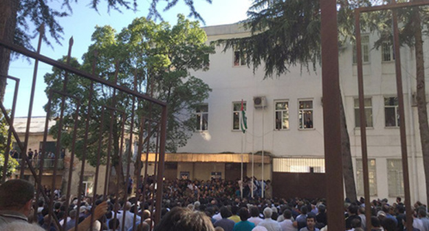 Protesters at the building of the Ministry of Internal Affairs of Abkhazia. Photo: http://sputnik-abkhazia.ru/Abkhazia/20160705/1018974450.html Protesters at the building of the Ministry of Internal Affairs of Abkhazia. Photo: http://sputnik-abkhazia.ru/Abkhazia/20160705/1018974450.html