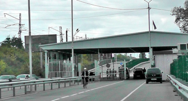 Abkhazian customs vehicle checkpoint. Photo by Anna Gritsevich for the ‘Caucasian Knot’. Abkhazian customs vehicle checkpoint. Photo by Anna Gritsevich for the ‘Caucasian Knot’.