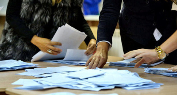 Counting votes after a referendum. Photo: Sputnik, Alexander Kryazhev http://sputnik-abkhazia.ru/Abkhazia/20160422/1018026701.html Counting votes after a referendum. Photo: Sputnik, Alexander Kryazhev http://sputnik-abkhazia.ru/Abkhazia/20160422/1018026701.html