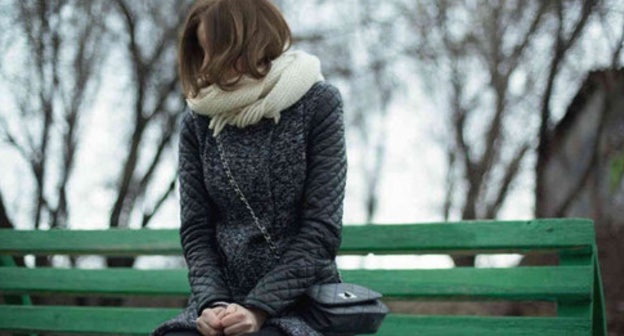 A girl sitting on a bench. Photo: Balzhan Baltasheva (RFE/RL) A girl sitting on a bench. Photo: Balzhan Baltasheva (RFE/RL)