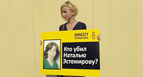 A participant of the solo pickets on the anniversary of the murder of Natalia Estemirova. Moscow, July 15, 2016. Photo by Karina Gadzhieva for the "Caucasian Knot" A participant of the solo pickets on the anniversary of the murder of Natalia Estemirova. Moscow, July 15, 2016. Photo by Karina Gadzhieva for the "Caucasian Knot"