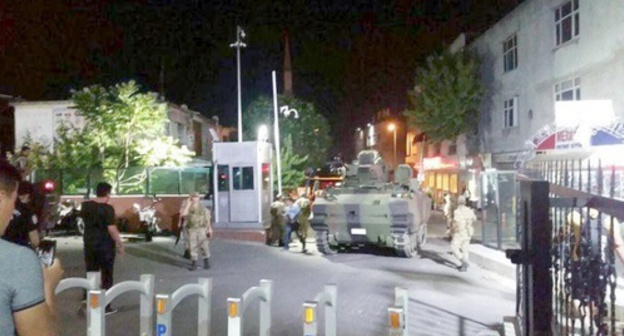 Military equipment near the police station in Istanbul, July 15, 2016. Photo: Svoboda.org Military equipment near the police station in Istanbul, July 15, 2016. Photo: Svoboda.org
