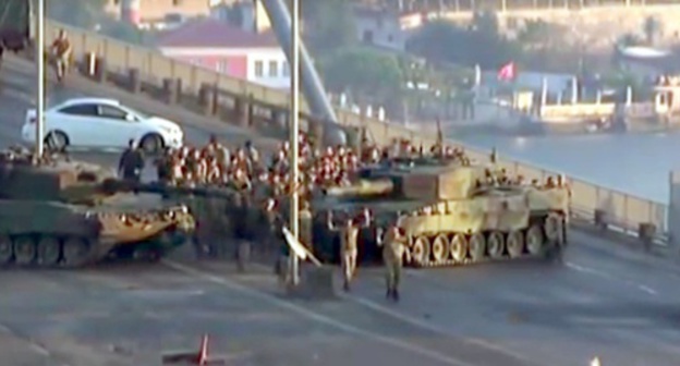 The detention of the soldiers who took sides with the organizers of the armed coup. Screenshot of a video by the Daily Sabah agency, YouTube.com The detention of the soldiers who took sides with the organizers of the armed coup. Screenshot of a video by the Daily Sabah agency, YouTube.com