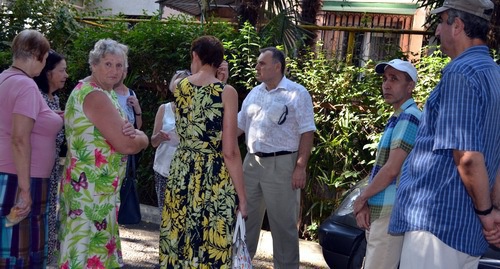 Meeting of residents of Gagarinsky District in Sochi, July 15, 2016. Photo by Svetlana Kravchenko for the ‘Caucasian Knot’. Meeting of residents of Gagarinsky District in Sochi, July 15, 2016. Photo by Svetlana Kravchenko for the ‘Caucasian Knot’.