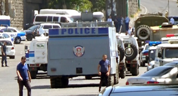 Police vehicles nearing seized building, Yerevan, July 17, 2016. Photo: screenshot of video record made by the ‘Caucasian Knot’ correspondent Tigran Petrosyan. Police vehicles nearing seized building, Yerevan, July 17, 2016. Photo: screenshot of video record made by the ‘Caucasian Knot’ correspondent Tigran Petrosyan.