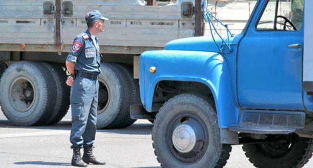 Policeman, Yerevan, July 17, 2016. Photo by Tigran Petrosyan for the ‘Caucasian Knot’. Policeman, Yerevan, July 17, 2016. Photo by Tigran Petrosyan for the ‘Caucasian Knot’.