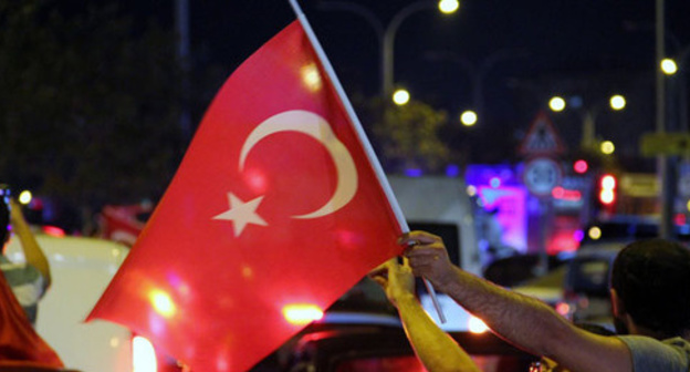 Flag of Turkey in the hands of participants of the action in support of Erdogan, Istanbul, July 17, 2016. Photo by Magomed Tuayev for the ‘Caucasian Knot’. Flag of Turkey in the hands of participants of the action in support of Erdogan, Istanbul, July 17, 2016. Photo by Magomed Tuayev for the ‘Caucasian Knot’.