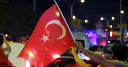 Flag of Turkey in the hands of participants of the action in support of Erdogan, Istanbul, July 17, 2016. Photo by Magomed Tuayev for the ‘Caucasian Knot’. Flag of Turkey in the hands of participants of the action in support of Erdogan, Istanbul, July 17, 2016. Photo by Magomed Tuayev for the ‘Caucasian Knot’.