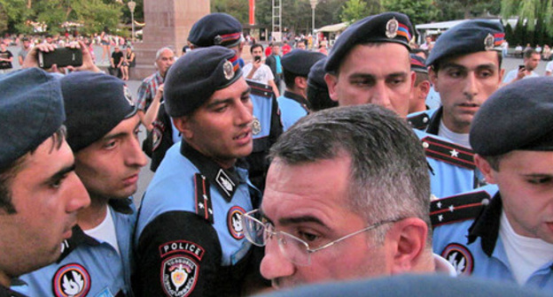 Policemen, Yerevan, July 17, 2016. Photo by Tigran Petrosyan for the ‘Caucasian Knot’. Policemen, Yerevan, July 17, 2016. Photo by Tigran Petrosyan for the ‘Caucasian Knot’.