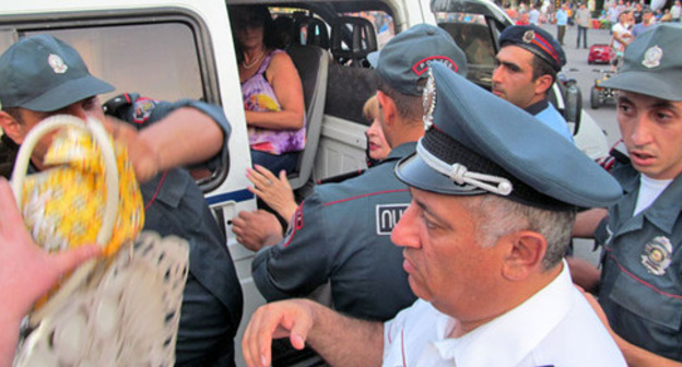 Policeman, Yerevan, July 17, 2016. Photo by Tigran Petrosyan for the ‘Caucasian Knot’. Policeman, Yerevan, July 17, 2016. Photo by Tigran Petrosyan for the ‘Caucasian Knot’.