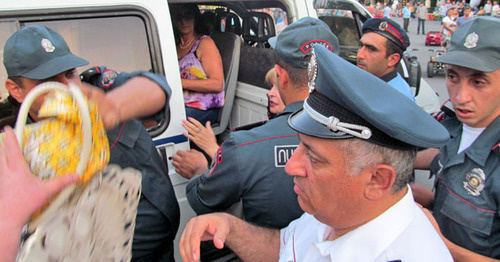 Policeman, Yerevan, July 17, 2016. Photo by Tigran Petrosyan for the ‘Caucasian Knot’. Policeman, Yerevan, July 17, 2016. Photo by Tigran Petrosyan for the ‘Caucasian Knot’.