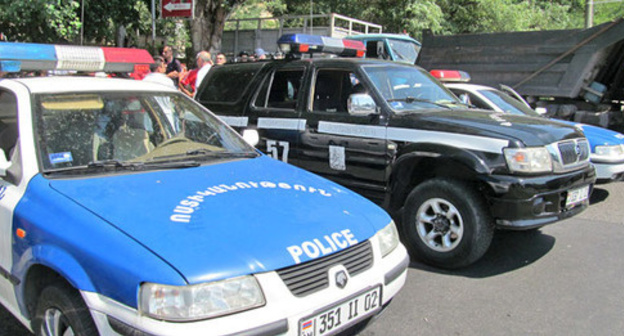 Police cars, Yerevan, July 17, 2016. Photo by Tigran Petrosyan for the ‘Caucasian Knot’. Police cars, Yerevan, July 17, 2016. Photo by Tigran Petrosyan for the ‘Caucasian Knot’.