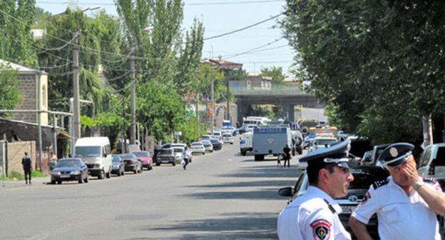 Policemen, Yerevan, July 17, 2016. Photo by Tigran Petrosyan for the ‘Caucasian Knot’. Policemen, Yerevan, July 17, 2016. Photo by Tigran Petrosyan for the ‘Caucasian Knot’.