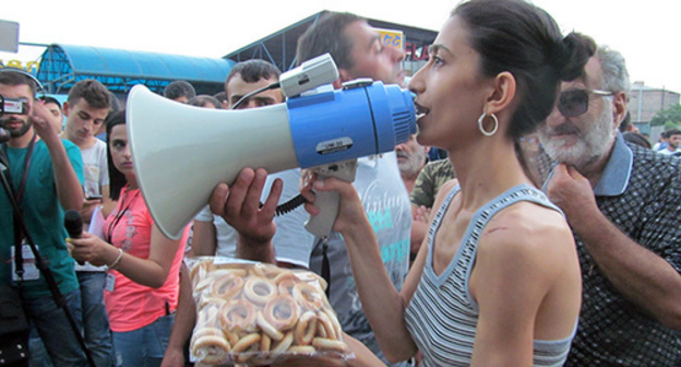 Activist demand to allow delivering food for people inside the seized building, Yerevan, July 20, 2016. Photo by Tigran Petrosyan for the ‘Caucasian Knot’. Activist demand to allow delivering food for people inside the seized building, Yerevan, July 20, 2016. Photo by Tigran Petrosyan for the ‘Caucasian Knot’.