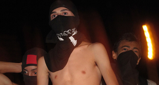 Young people state their support for the group "Sasna Tsrer" who seized the police building in Yerevan. Photo by Tigran Petrosyan for the ‘Caucasian Knot’. Young people state their support for the group "Sasna Tsrer" who seized the police building in Yerevan. Photo by Tigran Petrosyan for the ‘Caucasian Knot’.