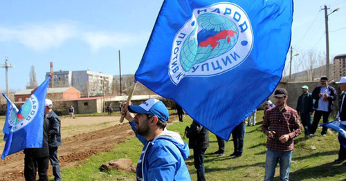 Activist of the "People Against Corruption" party holding flag. Photo: http://www.dagestanpost.ru/novosti/vrepublice/30593-aktivisty-iniciativnoj-gruppy-narod-protiv-korrupcii-vyshli-na-stroitelstvo-narodnogo-stadiona-v-maxachkale Activist of the "People Against Corruption" party holding flag. Photo: http://www.dagestanpost.ru/novosti/vrepublice/30593-aktivisty-iniciativnoj-gruppy-narod-protiv-korrupcii-vyshli-na-stroitelstvo-narodnogo-stadiona-v-maxachkale