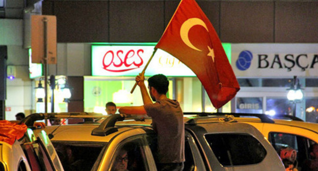 Activist holds flag of Turkey, July 17, 2016. Photo by Magomed Tuayev for the ‘Caucasian Knot’. Activist holds flag of Turkey, July 17, 2016. Photo by Magomed Tuayev for the ‘Caucasian Knot’.