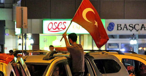 Activist holds flag of Turkey, July 17, 2016. Photo by Magomed Tuayev for the ‘Caucasian Knot’. Activist holds flag of Turkey, July 17, 2016. Photo by Magomed Tuayev for the ‘Caucasian Knot’.