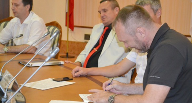 Signing of agreement on fair elections. Photo by Svetlana Kravchenko for the ‘Caucasian Knot’. Signing of agreement on fair elections. Photo by Svetlana Kravchenko for the ‘Caucasian Knot’.
