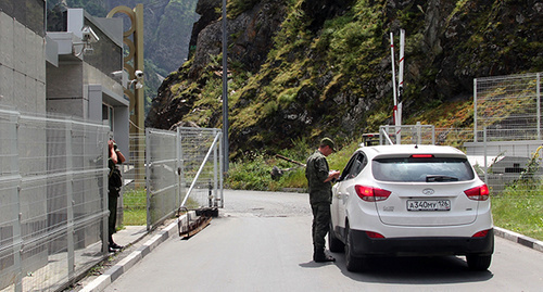 "Verkhny Lars" checkpoint - checking IDs. Photo by Alan Tskhurbaev for the "Caucasian Knot" "Verkhny Lars" checkpoint - checking IDs. Photo by Alan Tskhurbaev for the "Caucasian Knot"