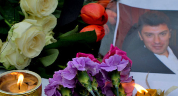 Flowers and candles at Boris Nemtsov's murder spot. Photo https://ru.wikipedia.org Flowers and candles at Boris Nemtsov's murder spot. Photo https://ru.wikipedia.org