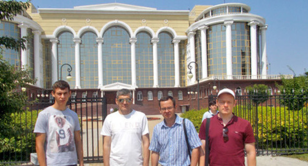 Igor Stenin (second to the right) with his support group near the Astrakhan Regional Court. Astrakhan, July 2016. Photo by Yelena Grebenyuk for the "Caucasian Knot" Igor Stenin (second to the right) with his support group near the Astrakhan Regional Court. Astrakhan, July 2016. Photo by Yelena Grebenyuk for the "Caucasian Knot"