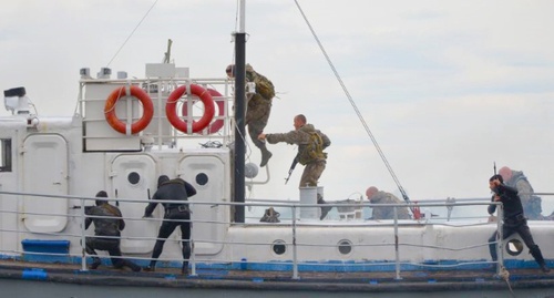 The National Guard at the exercises of a special operation to eliminate a criminal grouping on a river transport. Photo: Rosgvard.ru The National Guard at the exercises of a special operation to eliminate a criminal grouping on a river transport. Photo: Rosgvard.ru