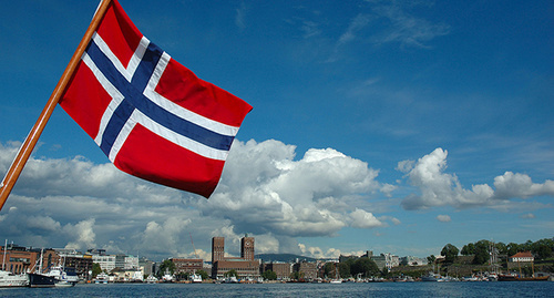 Flag of Norway against Oslo background. Photo: http://www.arrivo.ru/norvegiya/oslo/gallery.html Flag of Norway against Oslo background. Photo: http://www.arrivo.ru/norvegiya/oslo/gallery.html