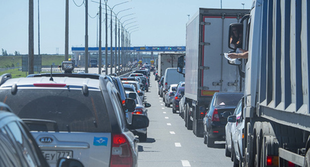 A traffic jam in the M-4 "Don" expressway. Photo: http://m4don.info/puteshestviya/m4-don-sostoyanie-trassy-v-pik-sezona.htm A traffic jam in the M-4 "Don" expressway. Photo: http://m4don.info/puteshestviya/m4-don-sostoyanie-trassy-v-pik-sezona.htm