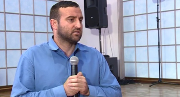 Shoip Tutaev reads his statement of apology to Kadyrov. Screenshot of a story shown by the "Grozny" TV Channel, grozny.tv Shoip Tutaev reads his statement of apology to Kadyrov. Screenshot of a story shown by the "Grozny" TV Channel, grozny.tv