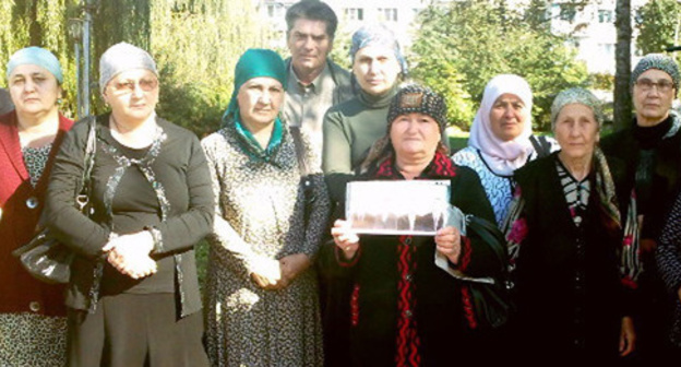 Relatives of the men killed on October 13, 2005, Nalchik, Kabardino-Balkaria, October 2012. Photo by Anna Arsenieva for the 'Caucasian Knot'. Relatives of the men killed on October 13, 2005, Nalchik, Kabardino-Balkaria, October 2012. Photo by Anna Arsenieva for the 'Caucasian Knot'.