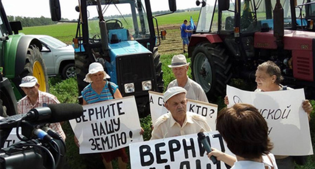 Kuban farmers at the rally during their tractor march to Moscow. Photo: https://twitter.com/melnichenko_va