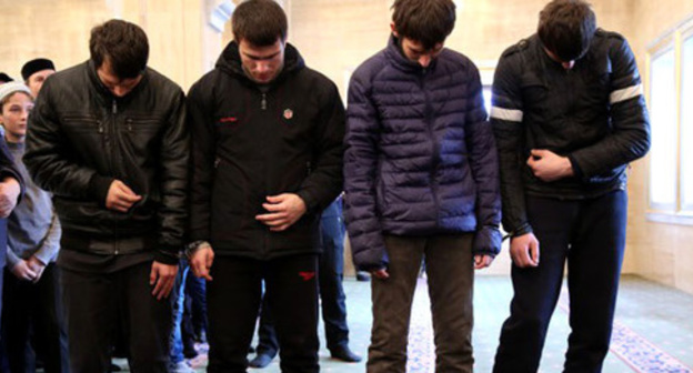 Young men who in November 2015 set on fire a ziyart (mausoleum) on the tomb of Yangulbi-Khadji Dokhtukaev, a theologian revered in the republic. Photo http://www.grozny-inform.ru/news/society/66542/