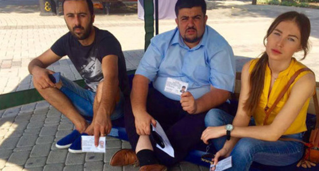 The members of the "Communists of Russia" Party go on hunger strike for the resignation of the Governor of the Stavropol Territory. Mikhail Abramyan is in the centre. Krasnodar, August 25. Photo from Abramyan's personal page on Facebook The members of the "Communists of Russia" Party go on hunger strike for the resignation of the Governor of the Stavropol Territory. Mikhail Abramyan is in the centre. Krasnodar, August 25. Photo from Abramyan's personal page on Facebook