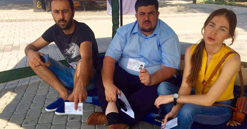 The members of the "Communists of Russia" Party go on hunger strike for the resignation of the Governor of the Stavropol Territory. Mikhail Abramyan is in the centre. Krasnodar, August 25. Photo from Abramyan's personal page on Facebook The members of the "Communists of Russia" Party go on hunger strike for the resignation of the Governor of the Stavropol Territory. Mikhail Abramyan is in the centre. Krasnodar, August 25. Photo from Abramyan's personal page on Facebook