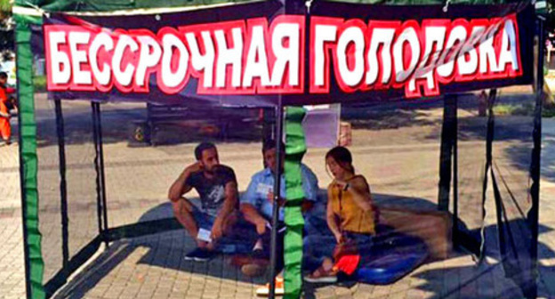 The members of the "Communists of Russia" Party go on hunger strike for the resignation of the Governor of the Stavropol Territory. Mikhail Abramyan is in the centre. Krasnodar, August 25. Photo from Abramyan's personal page on Facebook The members of the "Communists of Russia" Party go on hunger strike for the resignation of the Governor of the Stavropol Territory. Mikhail Abramyan is in the centre. Krasnodar, August 25. Photo from Abramyan's personal page on Facebook