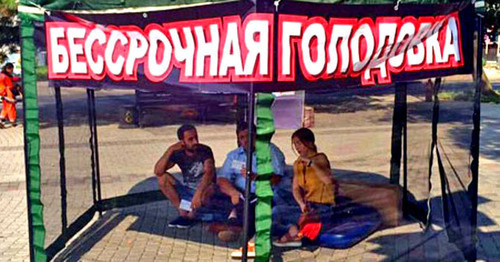 The members of the "Communists of Russia" Party go on hunger strike for the resignation of the Governor of the Stavropol Territory. Mikhail Abramyan is in the centre. Krasnodar, August 25. Photo from Abramyan's personal page on Facebook The members of the "Communists of Russia" Party go on hunger strike for the resignation of the Governor of the Stavropol Territory. Mikhail Abramyan is in the centre. Krasnodar, August 25. Photo from Abramyan's personal page on Facebook