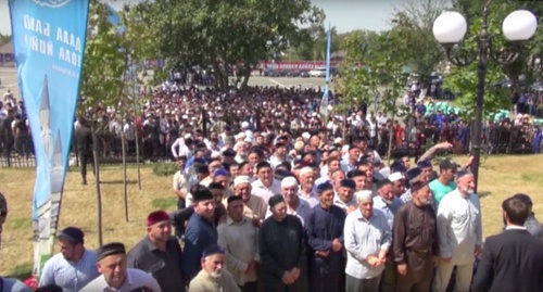 The believers gathered in front of a new mosque opened in Chechnya. Screenshot of a video at Ramzan Kadyrov's page on VKontakte, vk.com/ramzan The believers gathered in front of a new mosque opened in Chechnya. Screenshot of a video at Ramzan Kadyrov's page on VKontakte, vk.com/ramzan