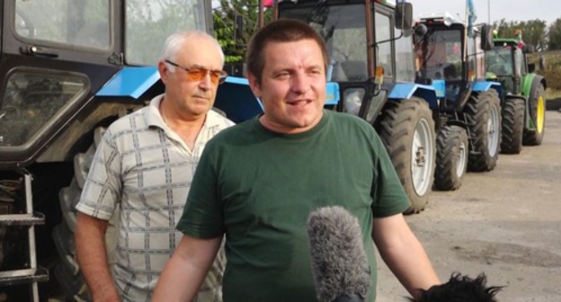 Alexei Volchenko (in green shirt) takes part in tractor march. Photo: RFE/RL Alexei Volchenko (in green shirt) takes part in tractor march. Photo: RFE/RL