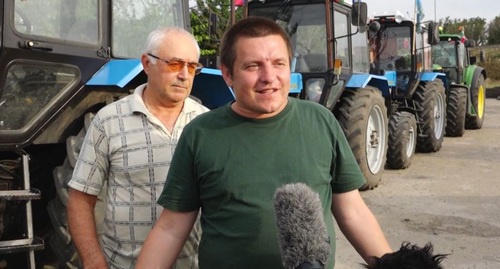 Alexei Volchenko (in green shirt) takes part in tractor march. Photo: RFE/RL Alexei Volchenko (in green shirt) takes part in tractor march. Photo: RFE/RL