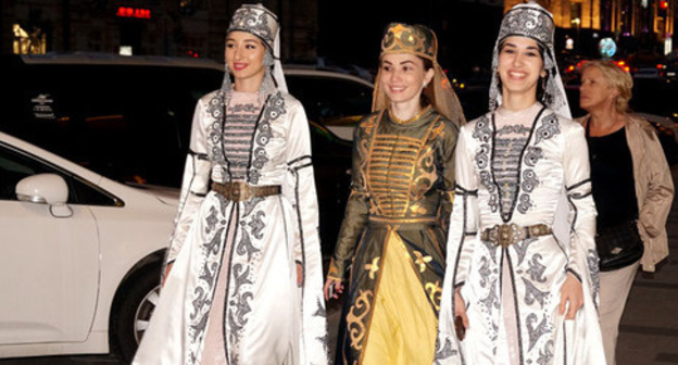 Circassians walk through Moscow to popularize their national costumes, August 26, 2016. Photo by Anna Gilieva for the 'Caucasian Knot'. Circassians walk through Moscow to popularize their national costumes, August 26, 2016. Photo by Anna Gilieva for the 'Caucasian Knot'.