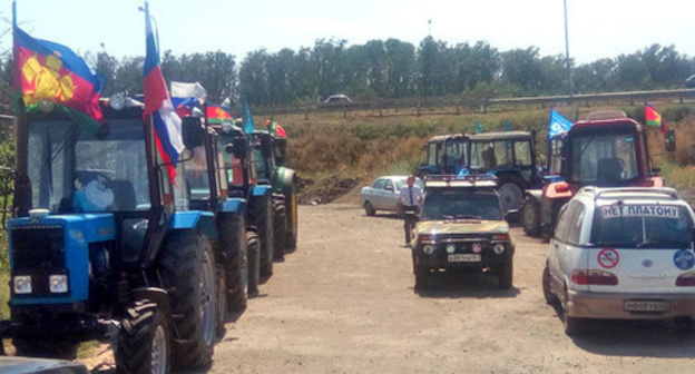 Vehicles of 'tractor march' participants, Rostov Region, August 23, 2016. Photo by Konstantin Volgin for the 'Caucasian Knot'. Vehicles of 'tractor march' participants, Rostov Region, August 23, 2016. Photo by Konstantin Volgin for the 'Caucasian Knot'.