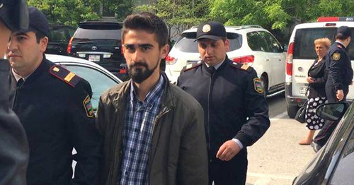Giyas Ibragimov being accompanied by police officers. Photo: http://report.az/ru/proisshestviya/izbrana-mera-presecheniya-v-vide-aresta-v-o/ Giyas Ibragimov being accompanied by police officers. Photo: http://report.az/ru/proisshestviya/izbrana-mera-presecheniya-v-vide-aresta-v-o/