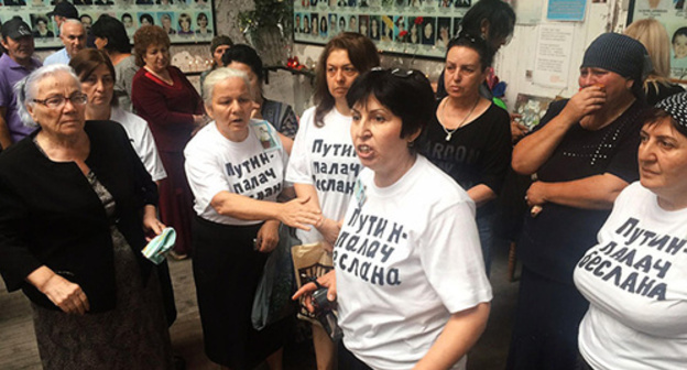 Participants of protest action in Beslan. Photo: Diana Khachatrya, https://meduza.io/feature/2016/09/01/materi-pogibshih-v-beslane-detey-ustroili-aktsiyu-protesta-i-byli-zaderzhany-glavnoe Participants of protest action in Beslan. Photo: Diana Khachatrya, https://meduza.io/feature/2016/09/01/materi-pogibshih-v-beslane-detey-ustroili-aktsiyu-protesta-i-byli-zaderzhany-glavnoe