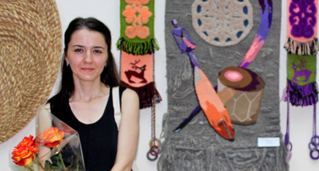 Artist Marian Ismail and her artwork 'Music at midnight', tapestry. Exhibition "Autumn-2016", Nalchik, August 31, 2016. Photo by Lyudmila Maratova for the 'Caucasian Knot'. Artist Marian Ismail and her artwork 'Music at midnight', tapestry. Exhibition "Autumn-2016", Nalchik, August 31, 2016. Photo by Lyudmila Maratova for the 'Caucasian Knot'.