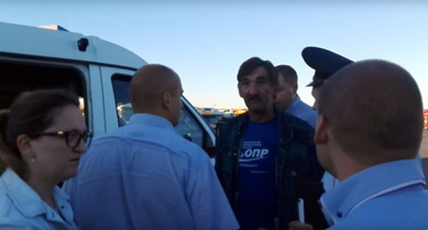 Detention of Andrei Bazhutin in Rostov-on-Don, September 2, 2016. Photo: screenshot of video 'Detention of Andrei Bazhutin in Rostov 02.09.2016 06:0', http://www.opr.com.ru/ Detention of Andrei Bazhutin in Rostov-on-Don, September 2, 2016. Photo: screenshot of video 'Detention of Andrei Bazhutin in Rostov 02.09.2016 06:0', http://www.opr.com.ru/