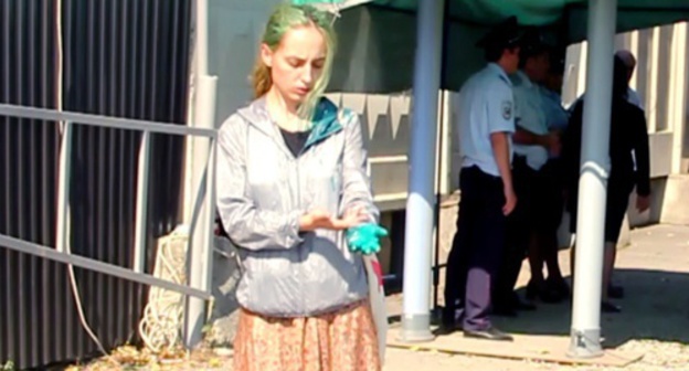 Elena Kostyuchenko shows traces of green paint that was poured over her during attack. Screenshot of the video recorded by the 'Caucasian Knot' correspondent. Elena Kostyuchenko shows traces of green paint that was poured over her during attack. Screenshot of the video recorded by the 'Caucasian Knot' correspondent.