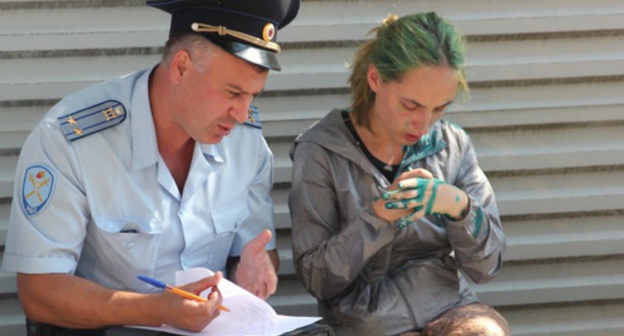 Elena Kostyuchenko makes statement regarding the attack to the police officer. Photo by Alan Tskhurbaev for the 'Caucasian Knot'. 