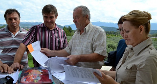 The farmers are preparing for the court with the agricultural enterprise "Rossiya" (Russia) demanding to vacate a land plot they are cultivating. Sochi, September 4, 2016. Photo by Svetlana Kravchenko for the "Caucasian Knot"